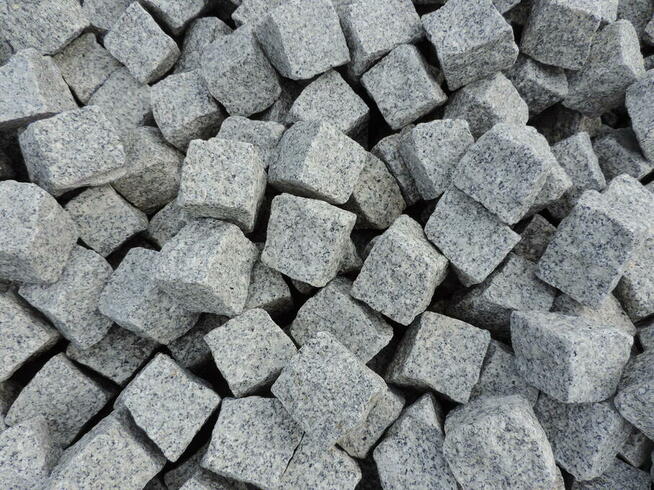 Kamień czerwony Kostka granitowa czerwona Vanga Szary granit