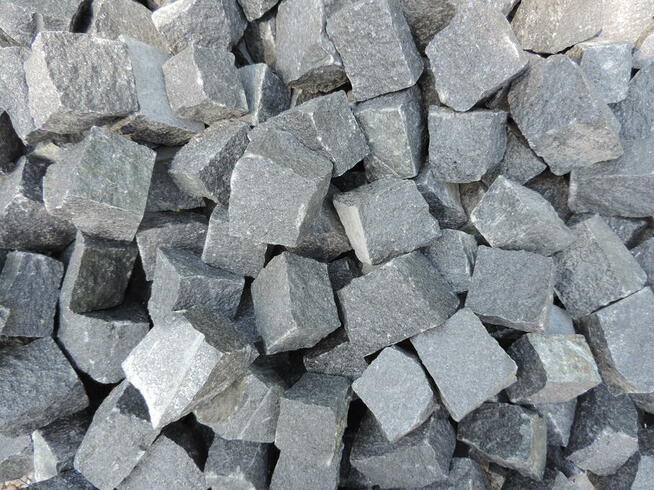 Kamień czerwony Kostka granitowa czerwona Vanga Szary granit