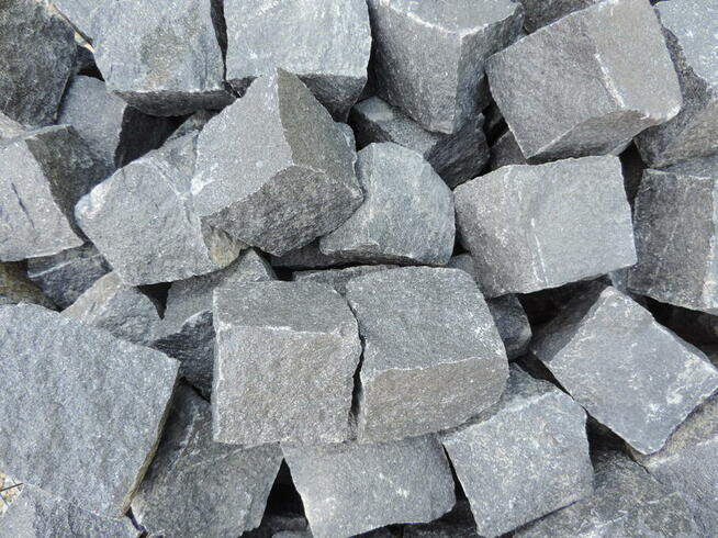 Kamień czerwony Kostka granitowa czerwona Vanga Szary granit