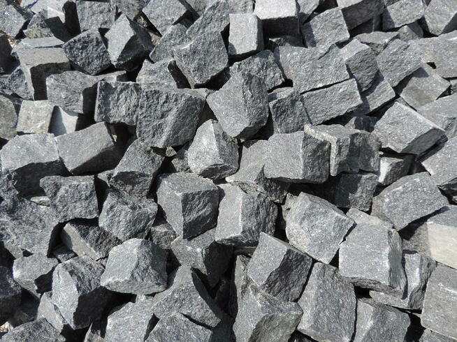 Kamień czerwony Kostka granitowa czerwona Vanga Szary granit