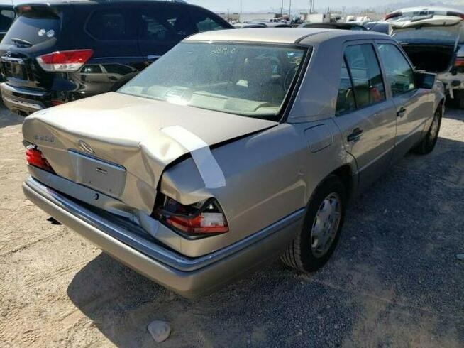 Mercedes E 320 1995, 3.2L, od ubezpieczalni