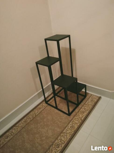 Kwietnik metalowy piramida, podium