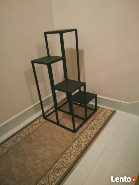 Kwietnik metalowy piramida, podium