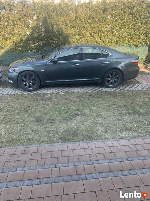 Lexus LS600h. V8