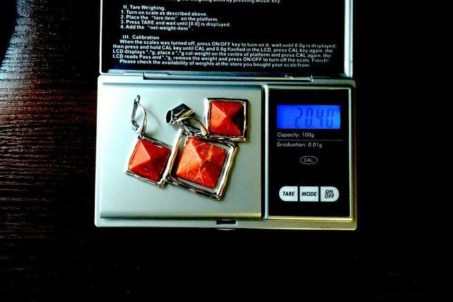 Piękny srebrny komplet z koralowcem: kolczyki i zawieszka.