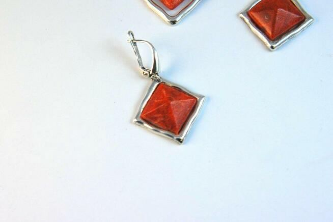 Piękny srebrny komplet z koralowcem: kolczyki i zawieszka.