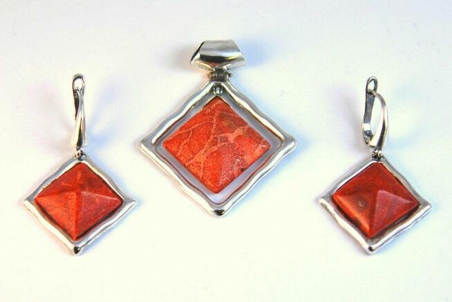 Piękny srebrny komplet z koralowcem: kolczyki i zawieszka.