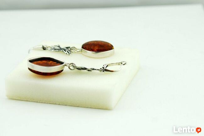 Piękna biżuteria: kolczyki srebrne z bursztynem jubilerskim.