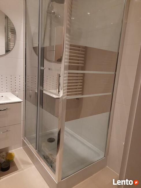 BRODZIK - usuwanie wycieków, montaż kabiny prysznicowej.