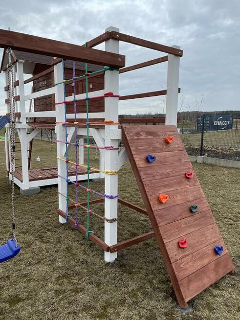 Płac zabaw dla dzieci z domkiem