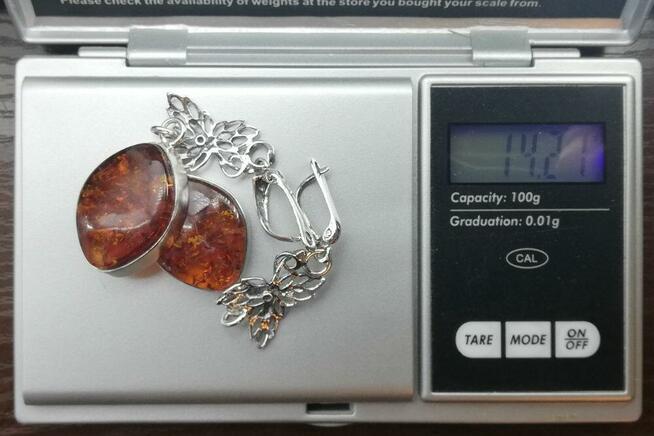 Piękna biżuteria: kolczyki srebrne z bursztynem jubilerskim.