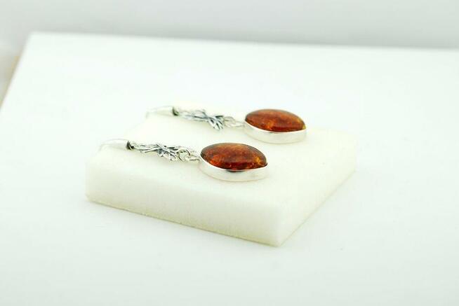 Piękna biżuteria: kolczyki srebrne z bursztynem jubilerskim.