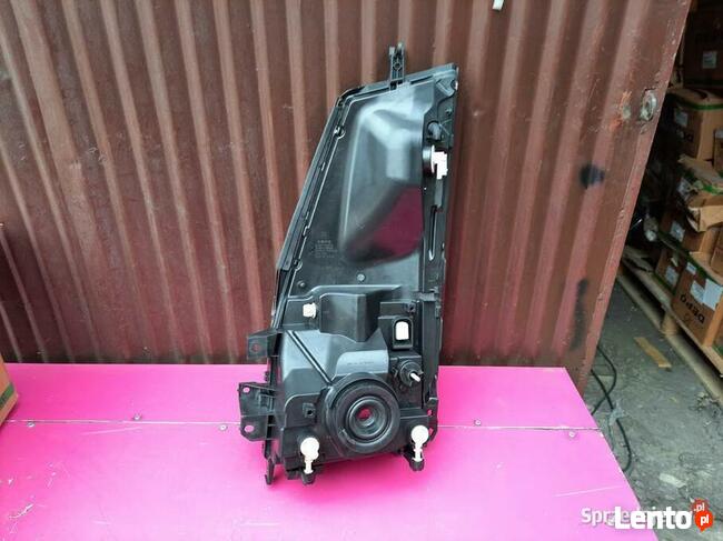 Nissan Cabstar 06-08 rok Lampa przednia prawa nowa