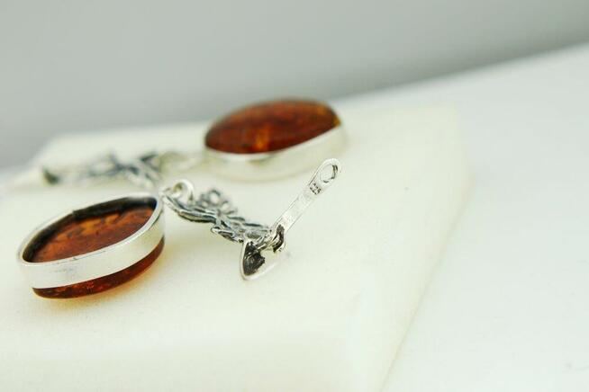 Piękna biżuteria: kolczyki srebrne z bursztynem jubilerskim.