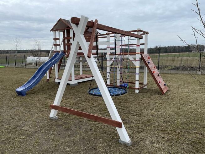 Płac zabaw dla dzieci z domkiem