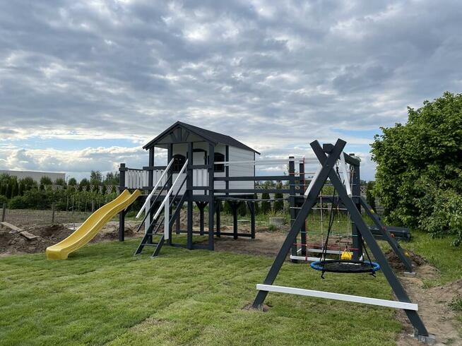 Płac zabaw dla dzieci z domkiem