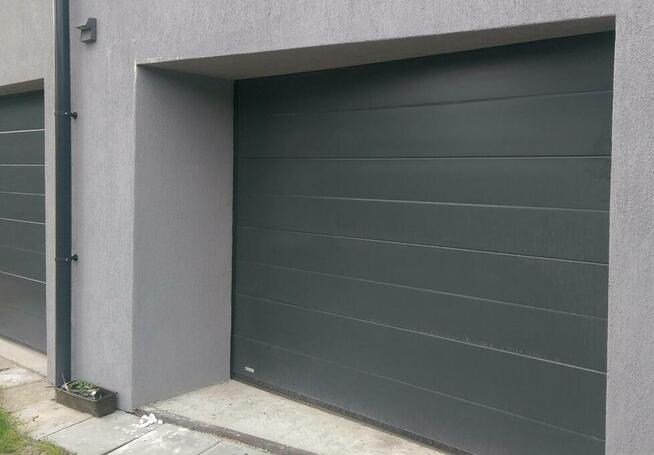 Brama segmentowa automatyczna w kolorze RAL 7016 Antracyt,