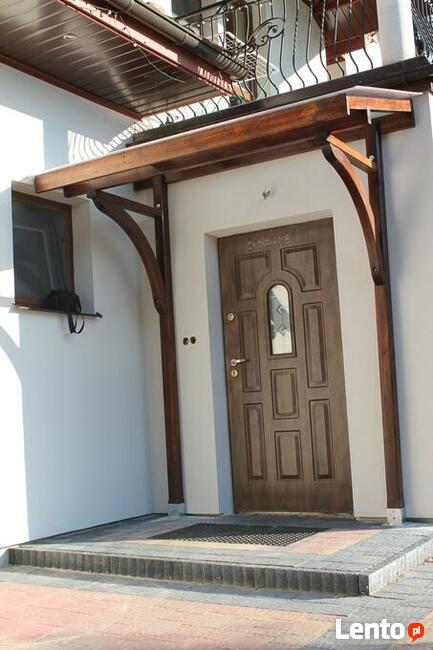 DREWNIANY DASZEK NAD DRZWI POKRYTY POLIWĘGLANEM KOMOROWYM