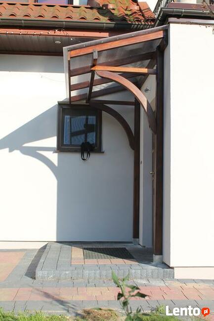 DREWNIANY DASZEK NAD DRZWI POKRYTY POLIWĘGLANEM KOMOROWYM