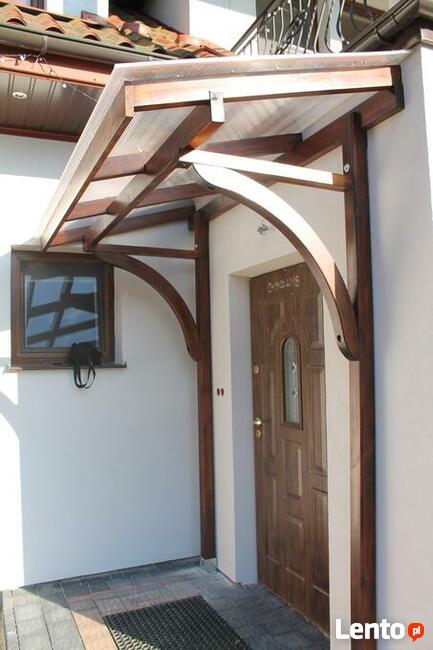 DREWNIANY DASZEK NAD DRZWI POKRYTY POLIWĘGLANEM KOMOROWYM