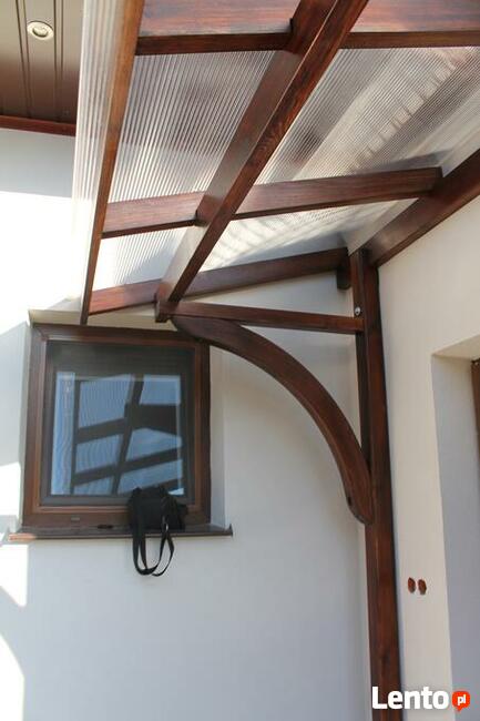 DREWNIANY DASZEK NAD DRZWI POKRYTY POLIWĘGLANEM KOMOROWYM