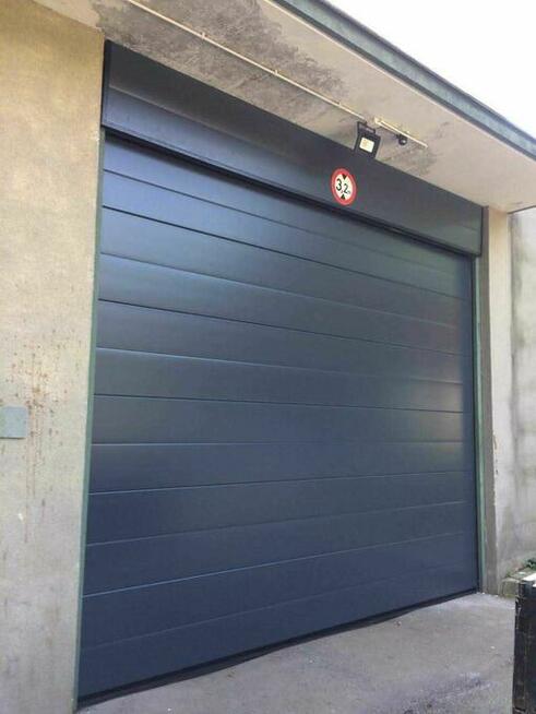 Brama segmentowa automatyczna w kolorze RAL 7016 Antracyt,