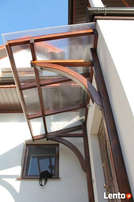 DREWNIANY DASZEK NAD DRZWI POKRYTY POLIWĘGLANEM KOMOROWYM