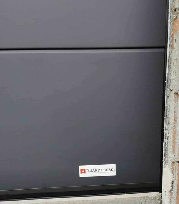 Brama segmentowa automatyczna w kolorze RAL 7016 Antracyt,