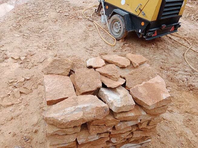 Kamień łamany do budowy murków ogrodowych na oczko wodne