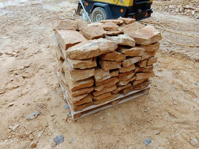 Kamień łamany do budowy murków ogrodowych na oczko wodne