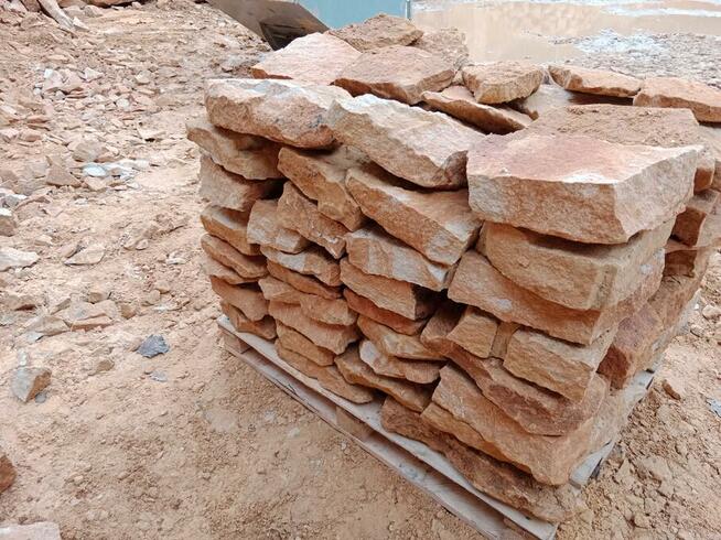 Kamień łamany do budowy murków ogrodowych na oczko wodne