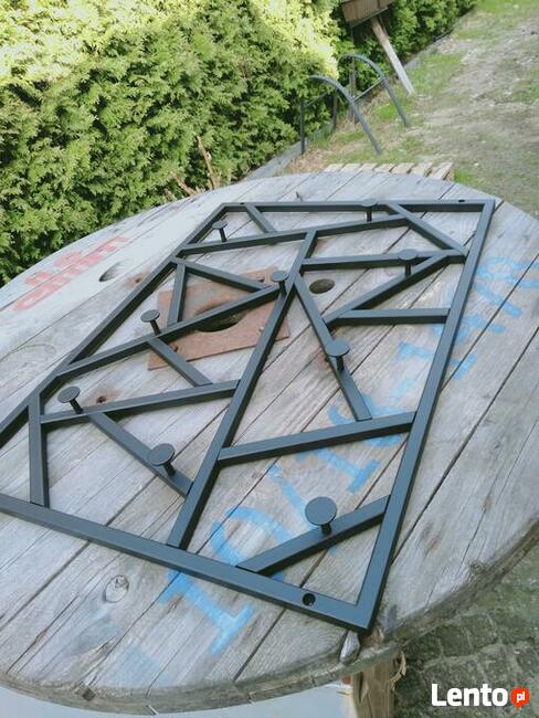 Wieszak metalowy płaski ścienny