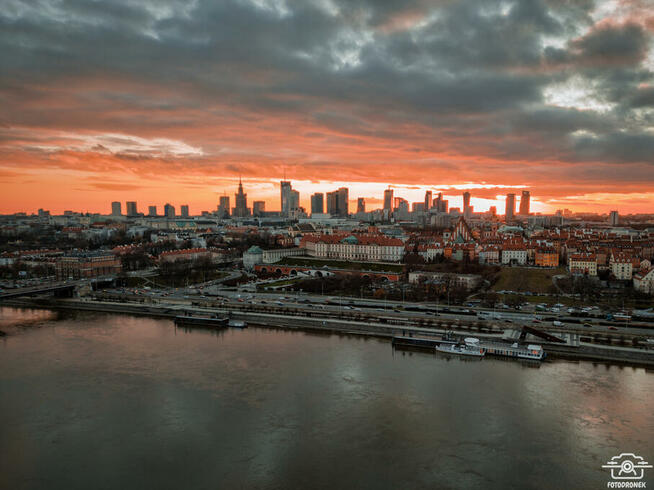 Zdjęcia film z drona usługi dronem operator drona