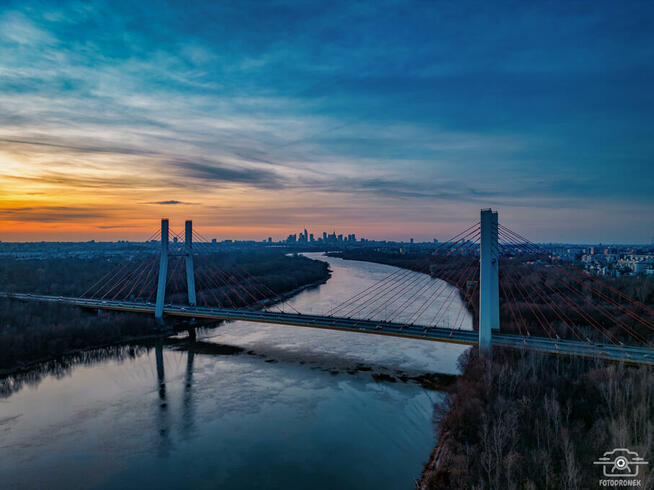 Zdjęcia film z drona usługi dronem operator drona