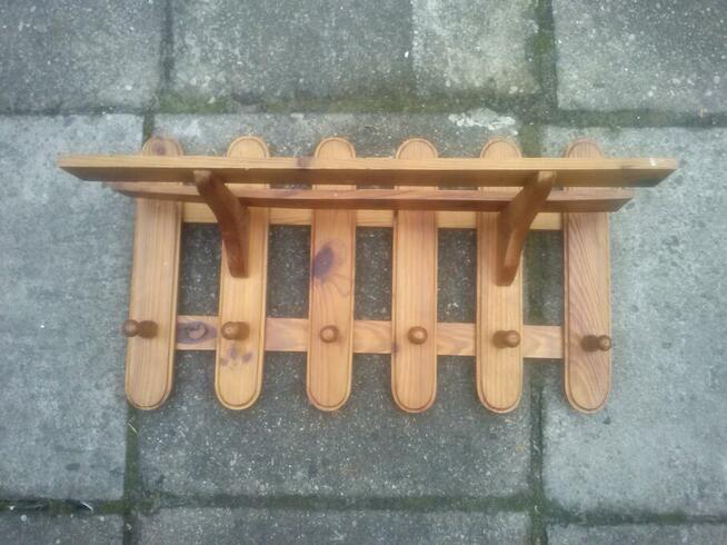 Wieszak ubraniowy na ścianę, drewniany, 30 zł.