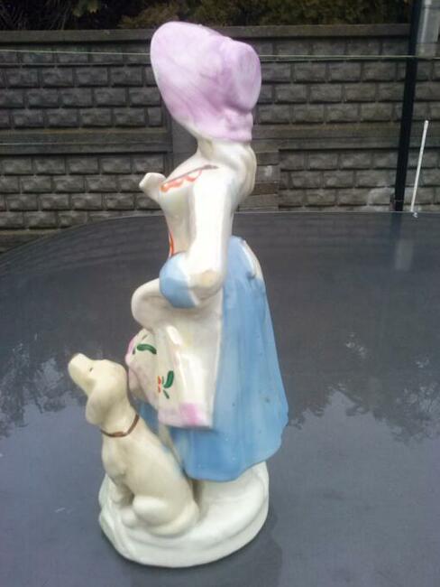 Figurka porcelanowa, stara, 50 zł.