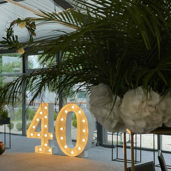 napis love świecące cyfry 18 świecące 40 lustrzane cyfry