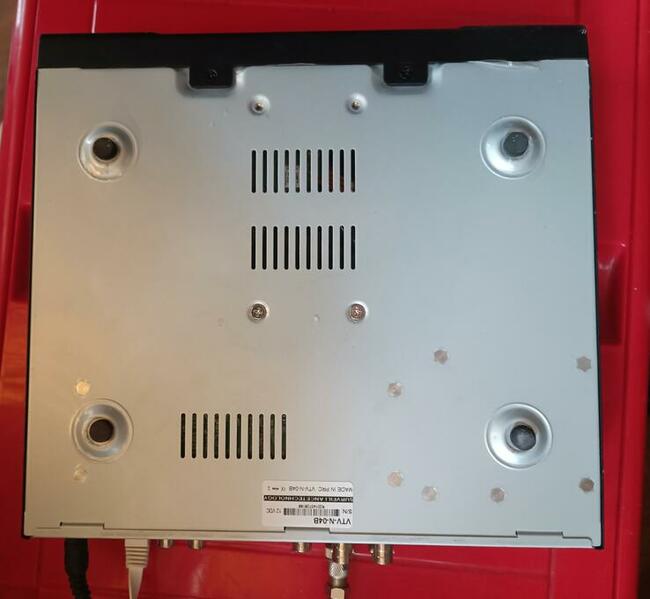 Sprzedam centralę z 4 kamerami do monitoringu w kolorze