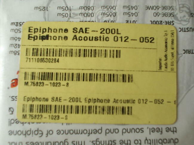 Różne struny stalowe do gitar akustycznych