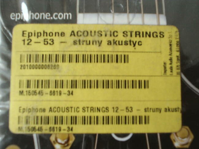 Różne struny stalowe do gitar akustycznych