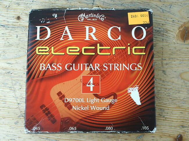 Różne struny stalowe do gitar basowych