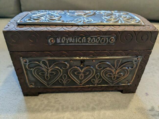 Drewniana szkatułka ozdobny kuferek-pamiątka z Krynicy Zdrój