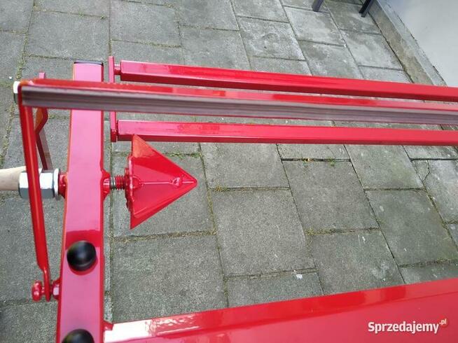 Urządzenie do odmierzania i cięcia materiału w rolkach