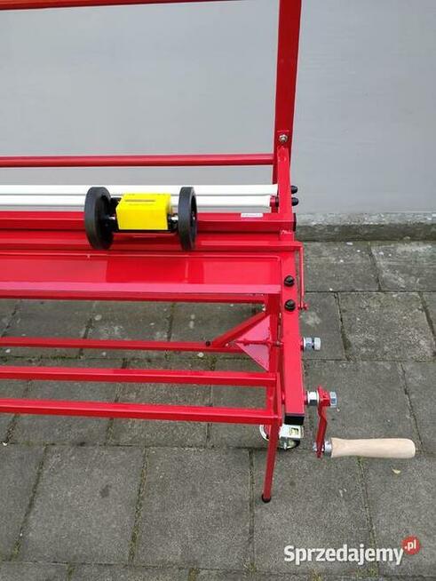 Urządzenie do odmierzania i cięcia materiału w rolkach