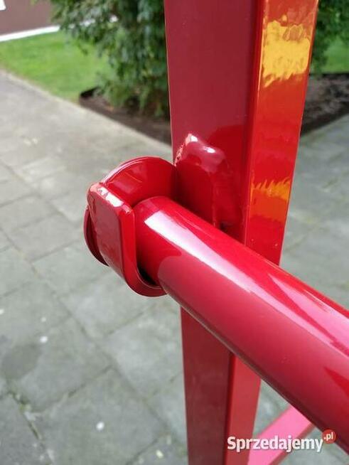 Urządzenie do odmierzania i cięcia materiału w rolkach