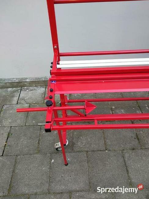 Urządzenie do odmierzania i cięcia materiału w rolkach