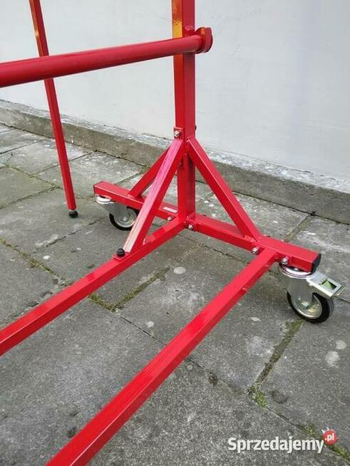 Urządzenie do odmierzania i cięcia materiału w rolkach