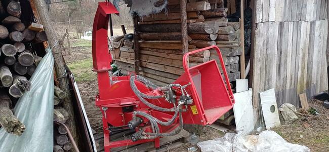 Usługi rębakiem mielenie mulczowanie gałęzi wycinka.