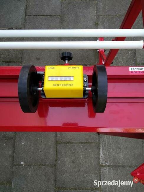 Urządzenie do odmierzania i cięcia materiału w rolkach