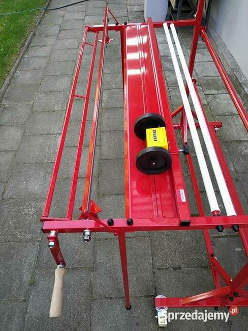 Urządzenie do odmierzania i cięcia materiału w rolkach